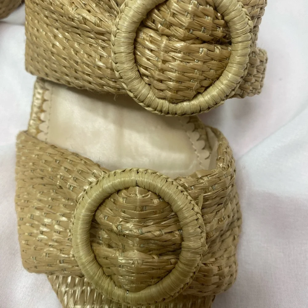 Crow & Ivy NWOT size 7.5 sandals ,Beige color. - Picture 6 of 6